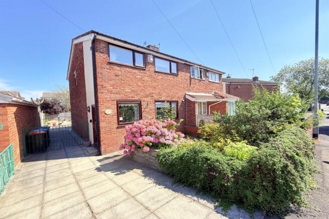 2 bed property, in Exmouth Way, £190,000