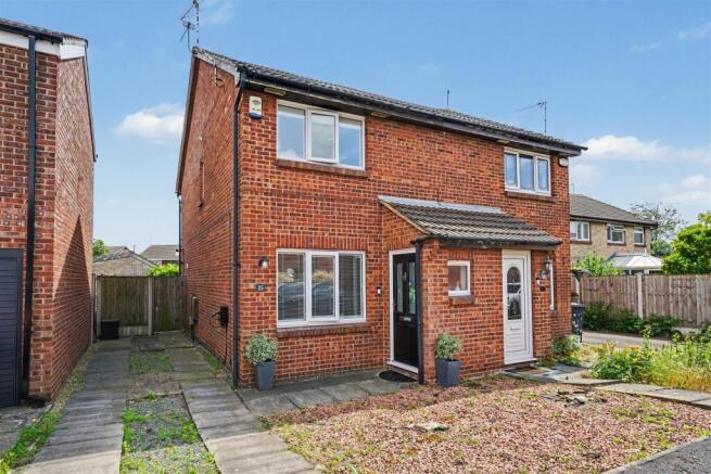 2 bed property, in Bishopdale Close, £199,995