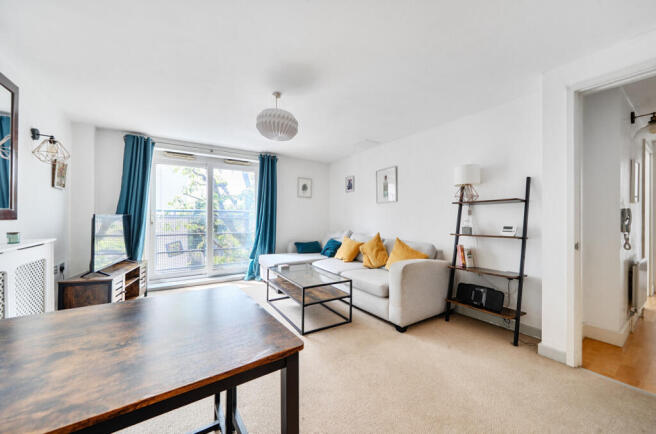 2 bed property, in Coombe Road, £260,000