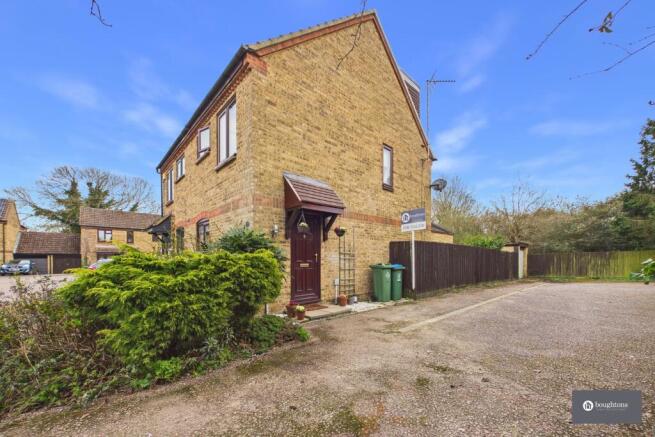 3 bed property, in Capel Close, £325,000