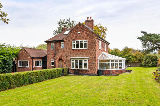 4 bed property, in Park Mount Drive, £725,000