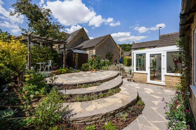 2 bed property, in Hammond Drive, £400,000