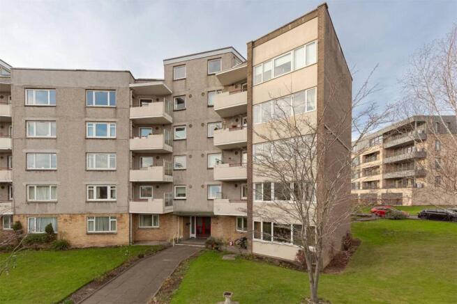 2 bed property, in Falcon Court, £265,000