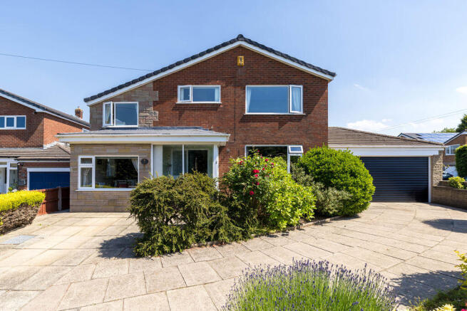 5 bed property, in Sandy Lane, £575,000