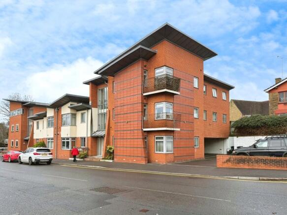 2 bed property, in Preston Road, £125,000