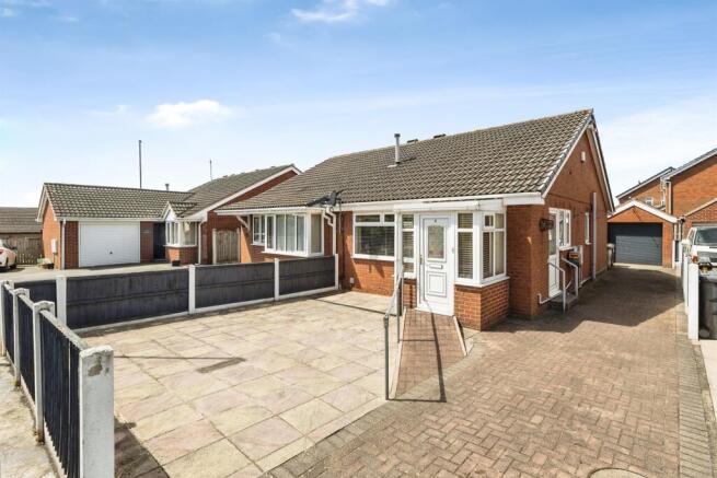 2 bed property, in Broadcroft Chase, £240,000