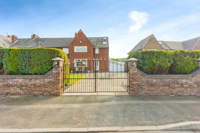 4 bed property, in Shayfield Drive, £395,000
