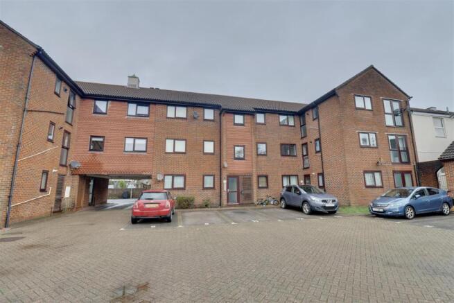 1 bed property, in Waterloo Road, £82,500
