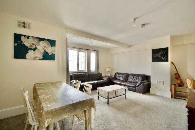 4 bed property, in Cheyne Close, £405,000