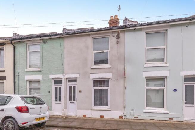 2 bed property, in Clarkes Road, £200,000