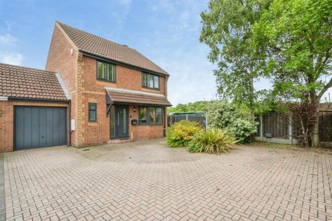 4 bed property, in The Avenue, £600,000