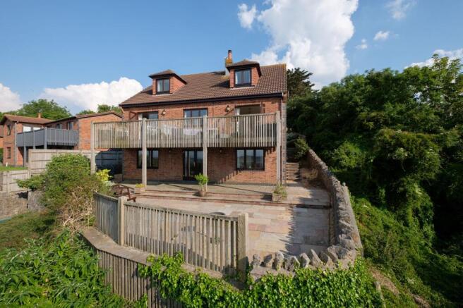 5 bed property, in Monks Hill, £750,000