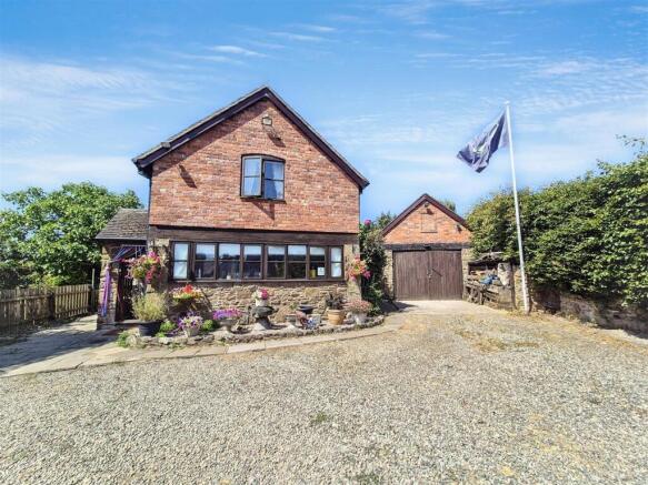 2 bed property, in Upper Farm, £425,000