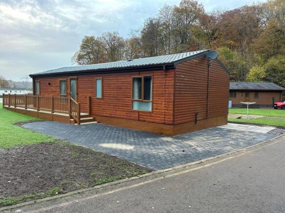 2 bed property, in Pool View Caravan Park, £110,000