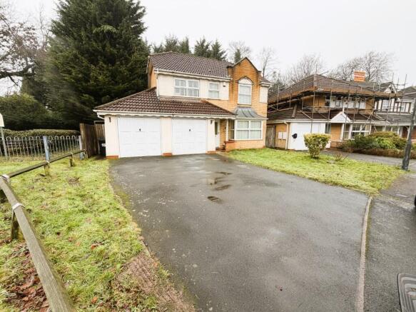 4 bed property, in Oak Leaf Drive, £525,000