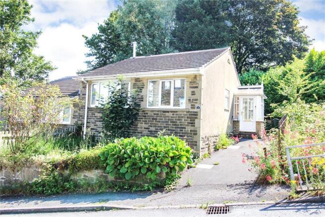 2 bed property, in Green Head Lane, £135,000