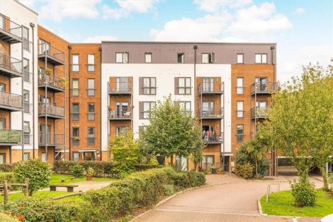 1 bed property, in Fairthorn Road, £300,000
