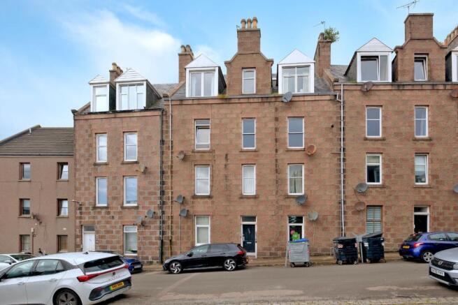 1 bed property, in Hardgate, £60,000
