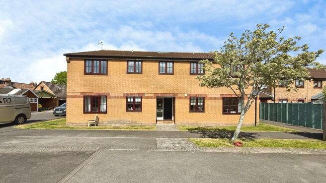 1 bed property, in Wessex Walk, £110,000