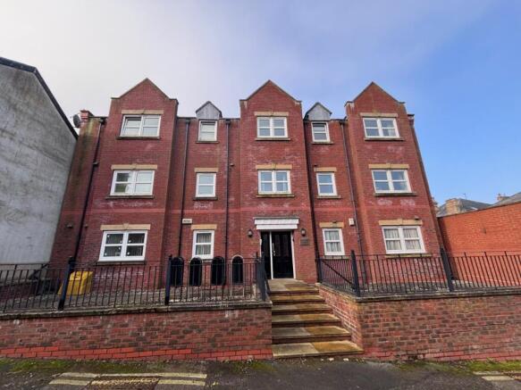 1 bed property, in Back Princess Royal Terrace, £60,000