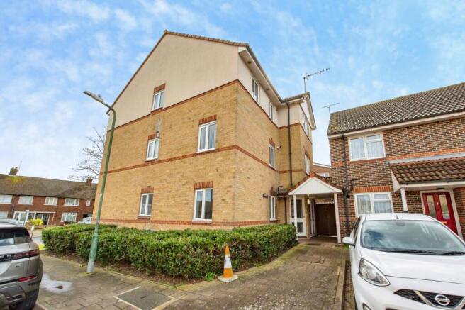 2 bed property, in Pilgrims Court, £155,000