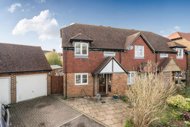 3 bed property, in Orchard Close, £450,000