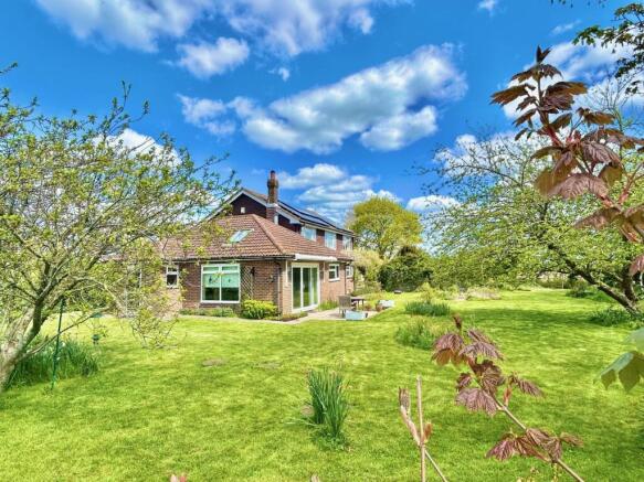 6 bed property, in Norlington Lane, £1,000,000