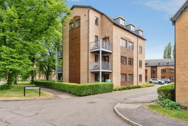 2 bed property, in Abberley Wood, £240,000
