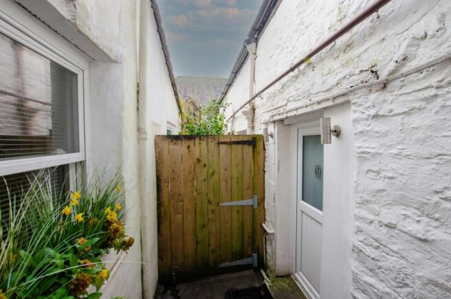 1 bed property, in Fore Street, £70,000