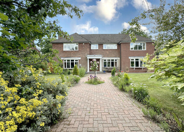 6 bed property, in Station Road, £830,000