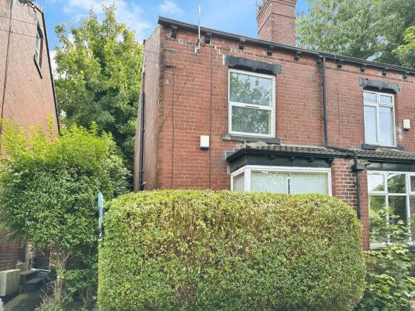 5 bed property, in Village Place, £230,000