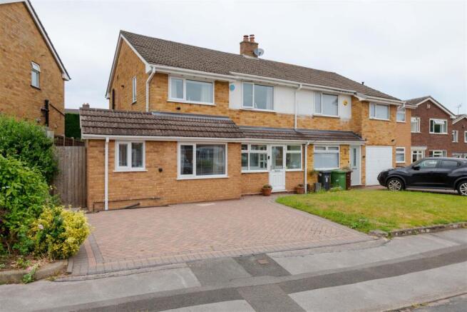3 bed property, in Chantry Heath Crescent, £500,000