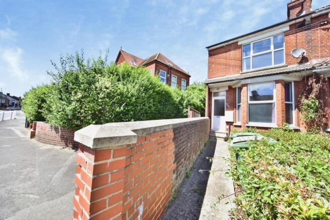 3 bed property, in Tonbridge Road, £290,000