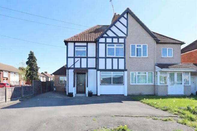 1 bed property, in Hatch Lane, £250,000