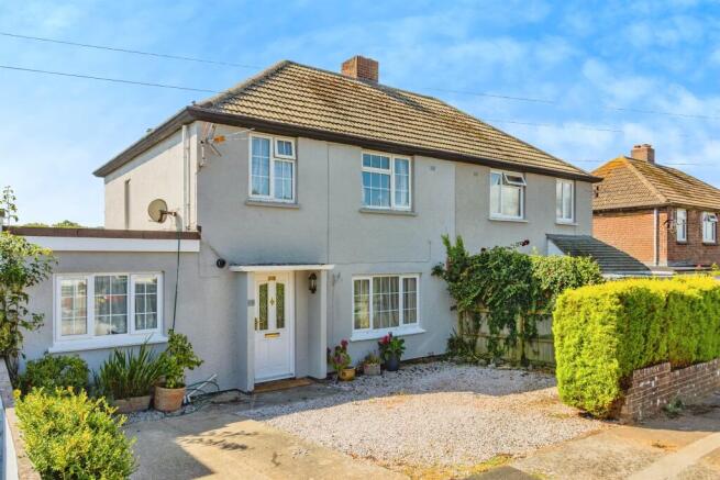 3 bed property, in Queens Crescent, £225,000