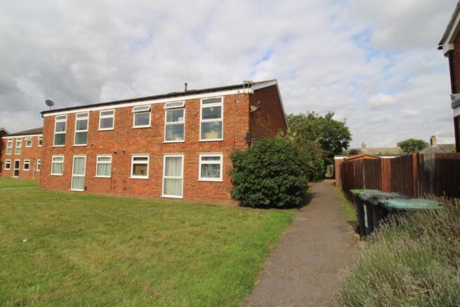 2 bed property, in Western Way, £165,000