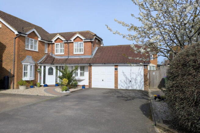 4 bed property, in Uphill, £550,000