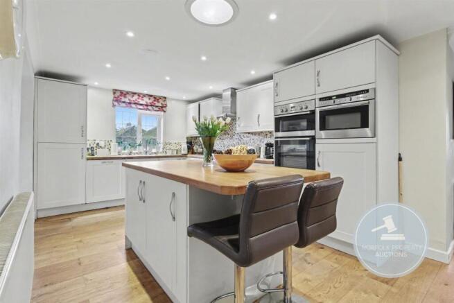 3 bed property, in Collingwood Close, £215,000
