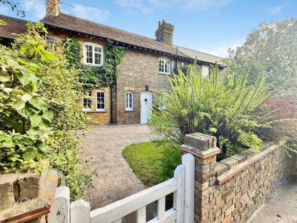 5 bed property, in Court Cottages, £700,000