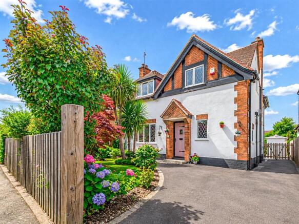 2 bed property, in Kings Drive, £375,000