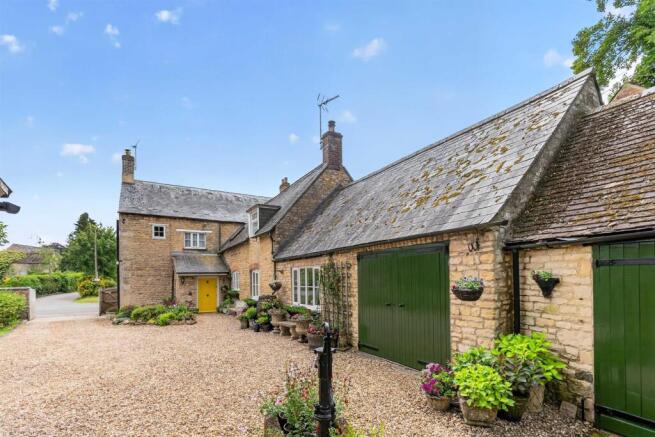 5 bed property, in Main Street, £850,000