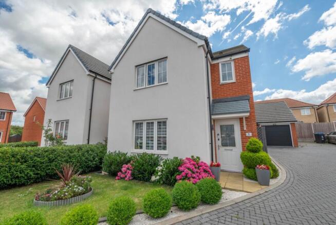 3 bed property, in Roe Lane, £360,000