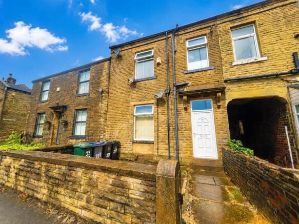5 bed property, in Cutler Heights Lane, £150,000