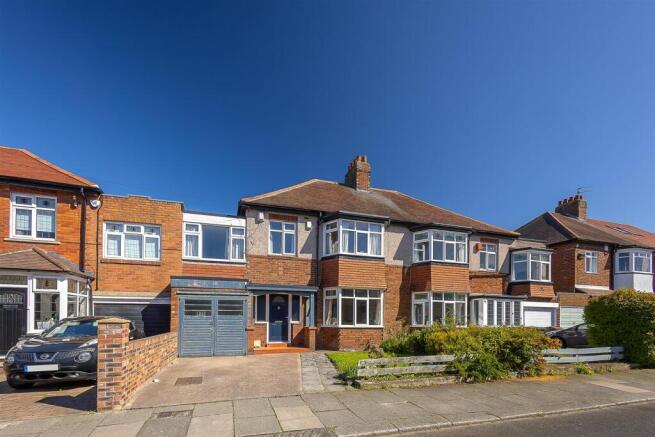 4 bed property, in Sturdee Gardens, £400,000