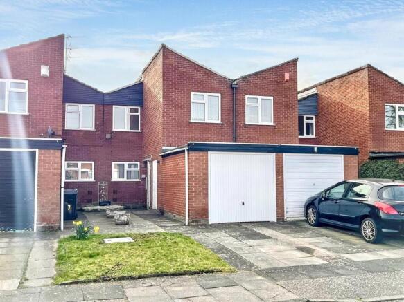 3 bed property, in Spiral Green, £225,000