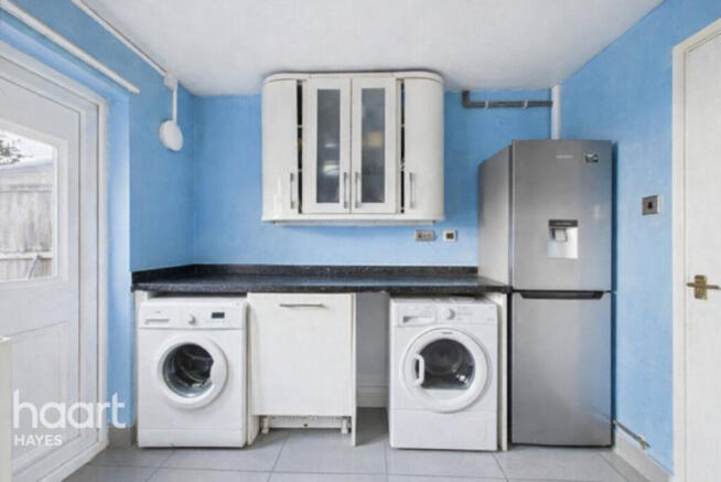 2 bed property, in Abbey Close, £400,000