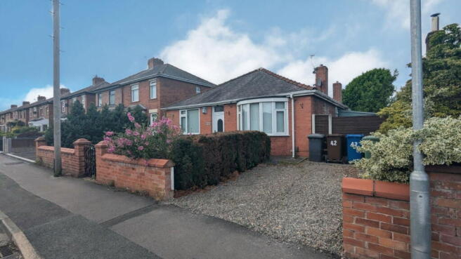 2 bed property, in Windsor Road, £220,000