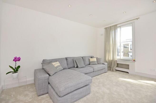 1 bed property, in Finborough Road, £600,000