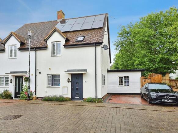 4 bed property, in Pine Walk, £450,000