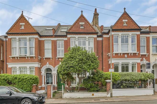 4 bed property, in Chestnut Grove, £1,600,000